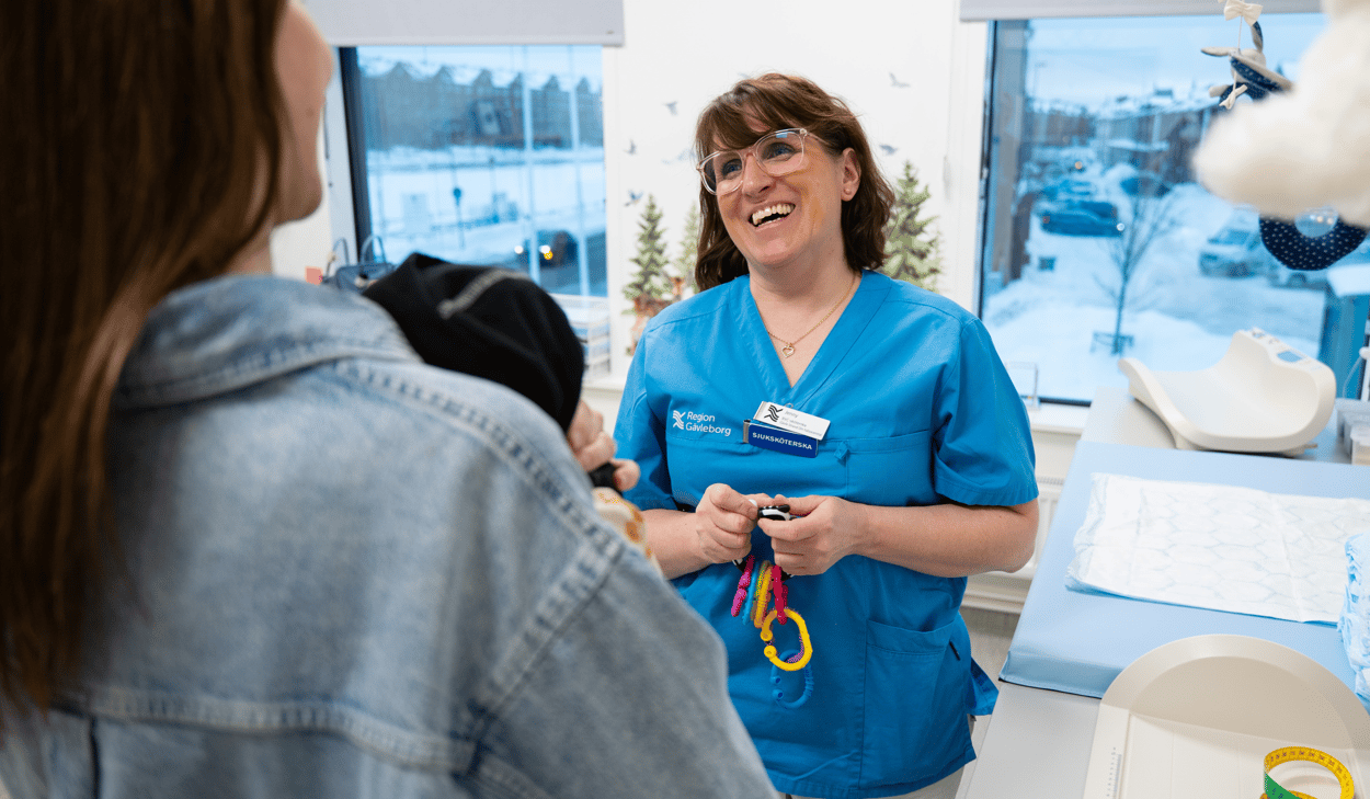 Vårdpersonal undersöker barn i mottagningsrum