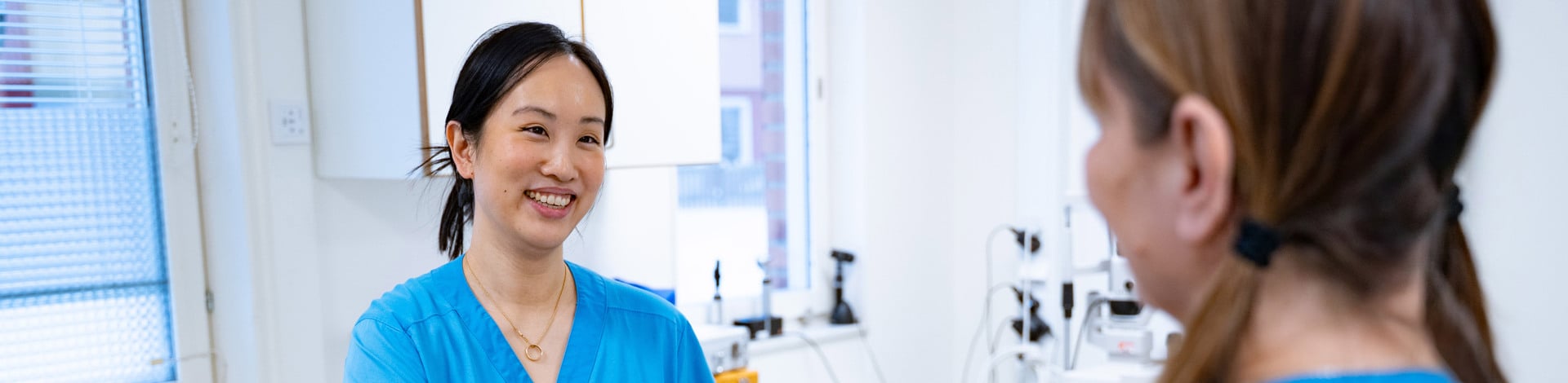 Vårdpersonal lämnar dokument till kollega