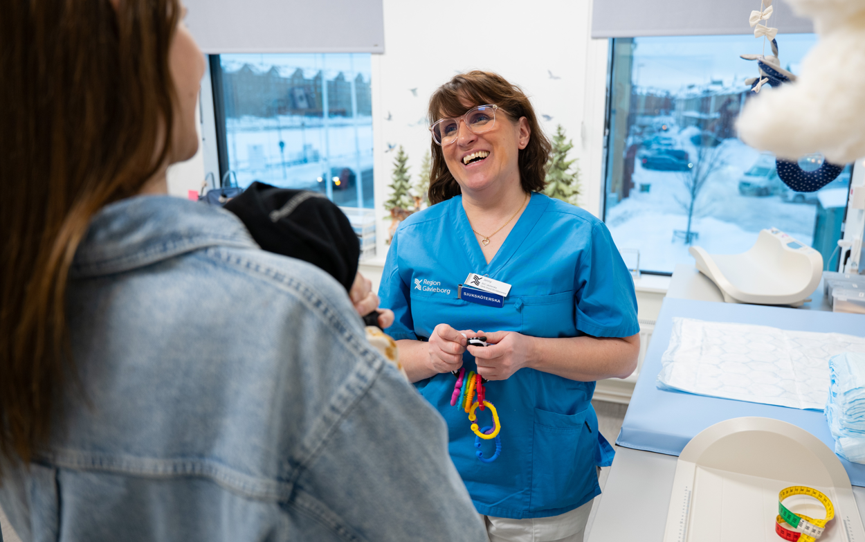 V&aring;rdpersonal unders&ouml;ker barn i mottagningsrum