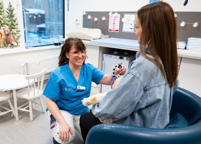 Vårdpersonal undersöker barn i mottagningsrum