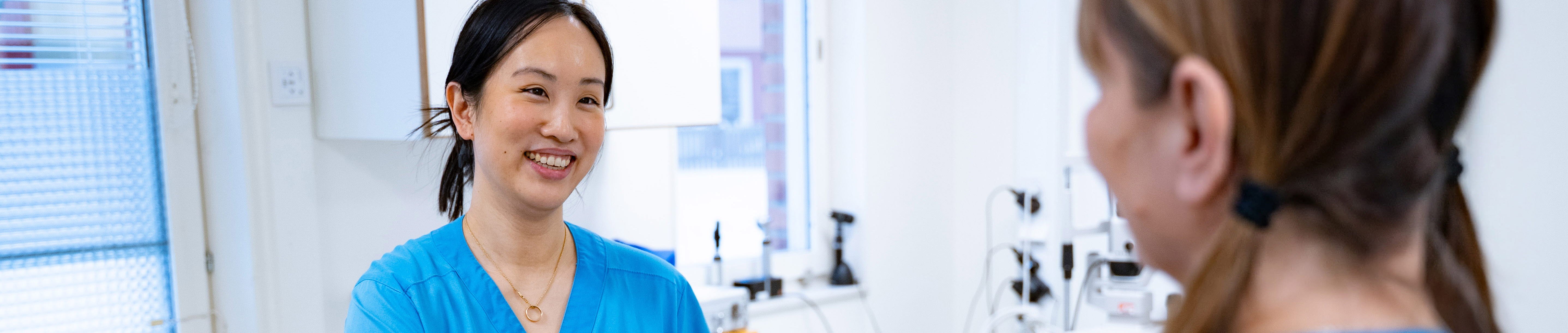 Vårdpersonal lämnar dokument till kollega